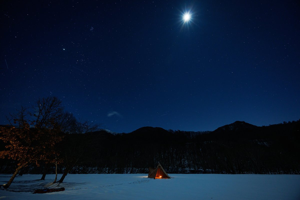 tentMarkDESIGNS's tweet photo. ❄冬こそ、サーカスTCの醍醐味を。10周年の節目に寄せて。

真っ白な雪原に凛と建つ、サーカスTCのシルエット。 いよいよ本格的な冬キャンプのシーズンが到来しました。

来年、サーカスTCは発売開始からちょうど10年という大きな節目を迎えます。 おかげさまで、今年も1万4千張を超えるお届けができ、シリーズ累計では20万張を突破いたしました。これほどまでに長く、多くの方々に愛していただけるテントに成長できたのは、ひとえに全国のユーザー皆様のご愛顧があったからこそです。心より深く感謝申し上げます。

イベントなどで皆様とお話しする中で、特に多くいただくのが「一度サーカスを使ったら、もう他のテントは使えない」という心強いお言葉です。

「設営がとにかく簡単で、寒い中での準備も苦にならない」 「急な強風が吹いても、びくともしない圧倒的な安心感がある」

そんな機能面への信頼こそが、冬キャンプという厳しい環境下で皆様に選ばれ続けている理由なのだと、改めて実感しております。20サイトあるキャンプ場で18サイトがサーカスだったというお話を伺った際も、皆様の「安心」を支えられている喜びを噛み締めました。

初めて冬サーカスを体験された方からいただく、「TC素材がこんなに快適だとは思わなかった！」という驚きと喜びの声は、私たちにとって何よりの励みです。何度も、何度もいただいたそのお言葉を力に変えて、今、サーカスは次のステージへと向かっています。

現在、さらなる進化を目指し、リニューアルに向けた試作と検証を懸命に続けております。 これからの10年も、皆様のキャンプライフに寄り添い、最高の思い出を彩る存在であり続けたい。

新しく生まれ変わるサーカスTCに、どうぞご期待ください！

#テンマクデザイン
#tentmarkdesigns
#サーカスTC
