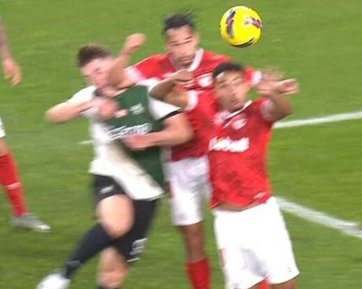 O futebol onde lances destes passaram em branco, causa indignação que lances como onde ontem se assinale grande penalidade. Eu compreendo a indignação, já a hipocrisia dá-me muita piada. Aqui o futebol não ficou ferido de morte... o Sporting ganhou.