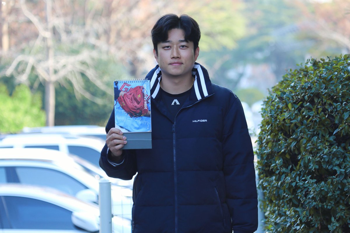 19_kkang's tweet photo. 𝙉𝙊.𝟭𝟵 𝟮𝟬𝟮𝟲 𝘾𝘼𝙇𝙀𝙉𝘿𝘼𝙍✨️

해당 트윗을 #RT + 팔로우 하신 분들 중 추첨을 통해 1분께 2026달력을 보내드립니다💕

🗓 12/19 ~ 12/22

모두모두 추운겨울 따뜻하게 잘 보내시고 이벤트 많은 관심부탁드립니다🫶

#롯데자이언츠 #김강현 https://t.co/IaFgx4MPTc