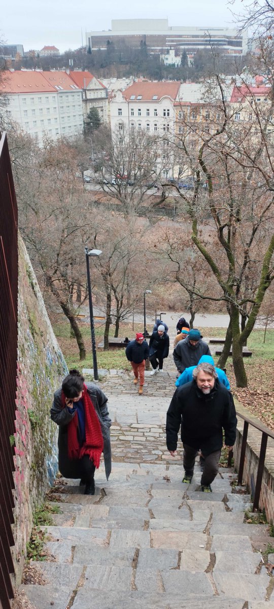 Někdy je fajn zpomalit. Projít se zimní Prahou, popovídat si mimo Slack, dát si pivo a zakončit rok společně.
Díky týmu, že si našel čas i na chvíle, co se nevejdou do roadmapy.
🎄 Díky za 2025. Těšíme se na další rok!