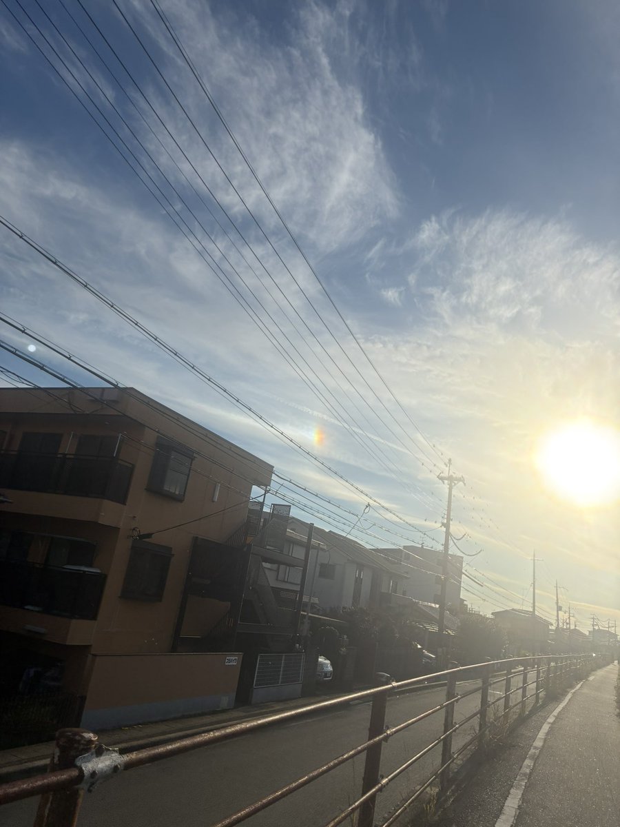 今日帰り自転車漕いでたら一部だけ虹色がかかっててついつい撮っちゃっ