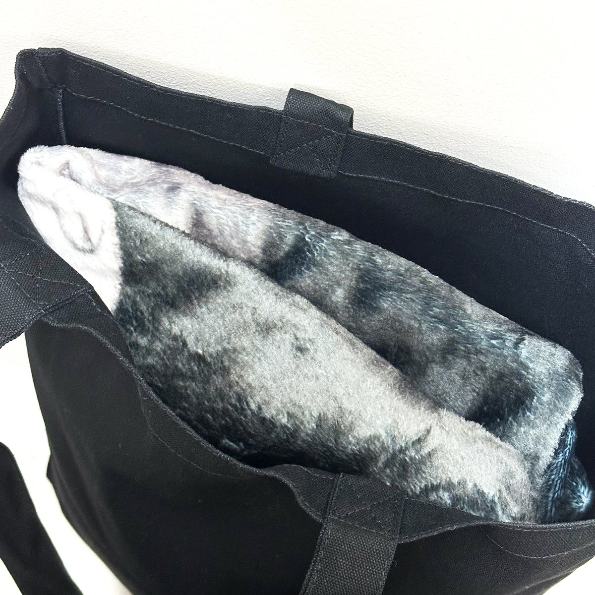 take_s_store's tweet photo. 「 #メイドインアビス 」

ボンドルドの愛に包まれビッグブランケットはふわふわ...等身大のボンドルドに包まれる...!?
約W140×H200cm、ベッドの毛布サイズです🛏️

サイズはビッグですが畳むとトートバッグに収まる位ですので、コミケ会場からの持ち帰りも安心です👐

詳細はこちらから🕳️
https://t.co/IVbYNH3FL3

#竹コミ始動 #竹書房STORE  #つくしあきひと #アビス  #miabyss #ボンドルド #メイニャ #プルシュカ #コミケ #C107