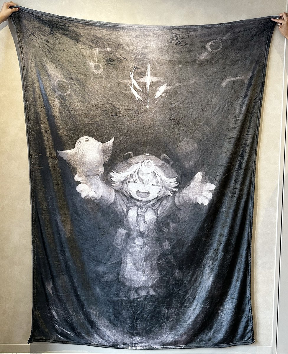 take_s_store's tweet photo. 「 #メイドインアビス 」

ボンドルドの愛に包まれビッグブランケットはふわふわ...等身大のボンドルドに包まれる...!?
約W140×H200cm、ベッドの毛布サイズです🛏️

サイズはビッグですが畳むとトートバッグに収まる位ですので、コミケ会場からの持ち帰りも安心です👐

詳細はこちらから🕳️
https://t.co/IVbYNH3FL3

#竹コミ始動 #竹書房STORE  #つくしあきひと #アビス  #miabyss #ボンドルド #メイニャ #プルシュカ #コミケ #C107