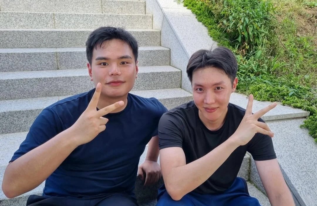 Bebeğim Hoseok ve askerlik arkadaşının yeni fotisiii🥹🥹