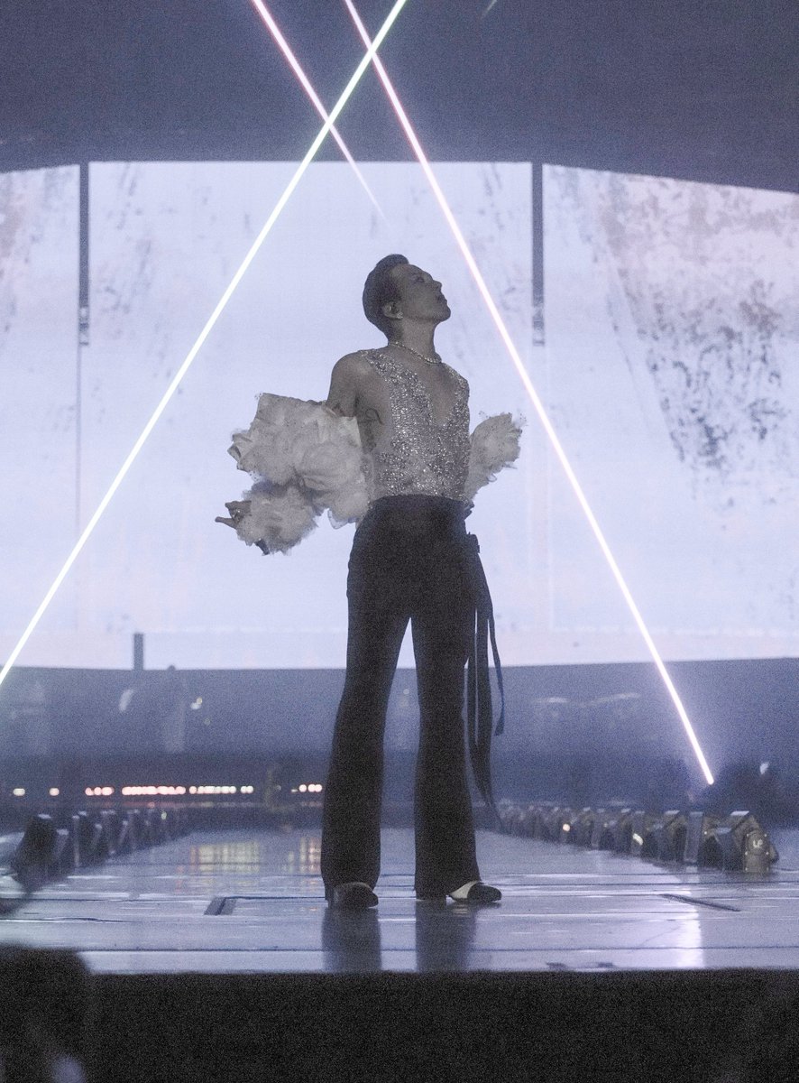 ariesmauve's tweet image. 밝기 올렸고
여자 기절함………….