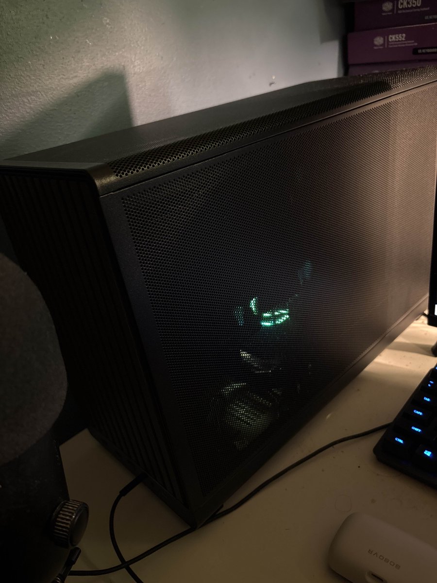 TerminaHeart's tweet image. Small, sleek, and minimal…. I am putting all my hope in this new computer.