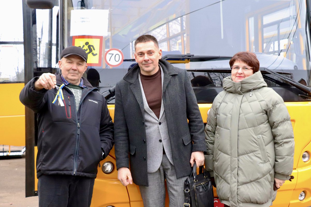 V_Chaus's tweet image. Останні у цьому році шкільні автобуси поїхали в громади Чернігівщини. Новий транспорт отримали 6 ТГ: Височанська, Носівська, Гончарівська, Добрянська, Седнівська і Холминська. 

📌 facebook.com/share/p/1D4E9N…