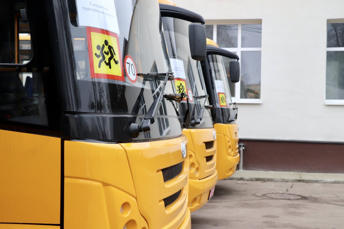 V_Chaus's tweet image. Останні у цьому році шкільні автобуси поїхали в громади Чернігівщини. Новий транспорт отримали 6 ТГ: Височанська, Носівська, Гончарівська, Добрянська, Седнівська і Холминська. 

📌 facebook.com/share/p/1D4E9N…