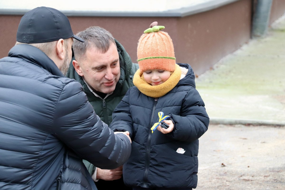 V_Chaus's tweet image. Останні у цьому році шкільні автобуси поїхали в громади Чернігівщини. Новий транспорт отримали 6 ТГ: Височанська, Носівська, Гончарівська, Добрянська, Седнівська і Холминська. 

📌 facebook.com/share/p/1D4E9N…