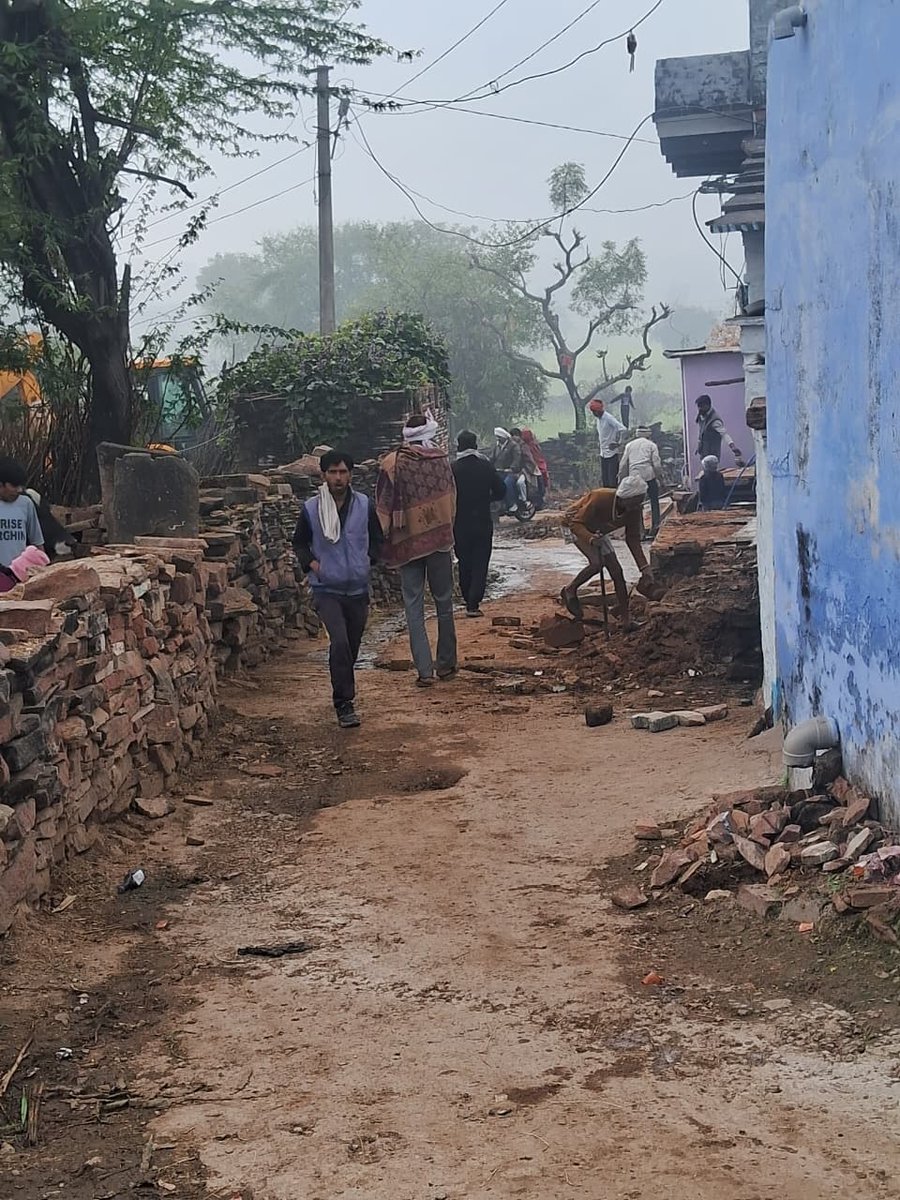sbgbteam's tweet photo. “चम्बल के बेहड़ों से निकल रही विकास की नई सोच” 🌱
“गांव के संकरे रास्ते आपकी संकीर्ण सोच के परिचायक हैं, साथियों।
जब तक गांव के रास्ते चौड़े नहीं होंगे, तब तक सोच के रास्ते भी चौड़े नहीं होंगे।
सोच का दायरा बढ़ाओ, तभी गांव में उन्नति होगी।” — देवेंद्र सिंह https://t.co/4rLIaEqz3M