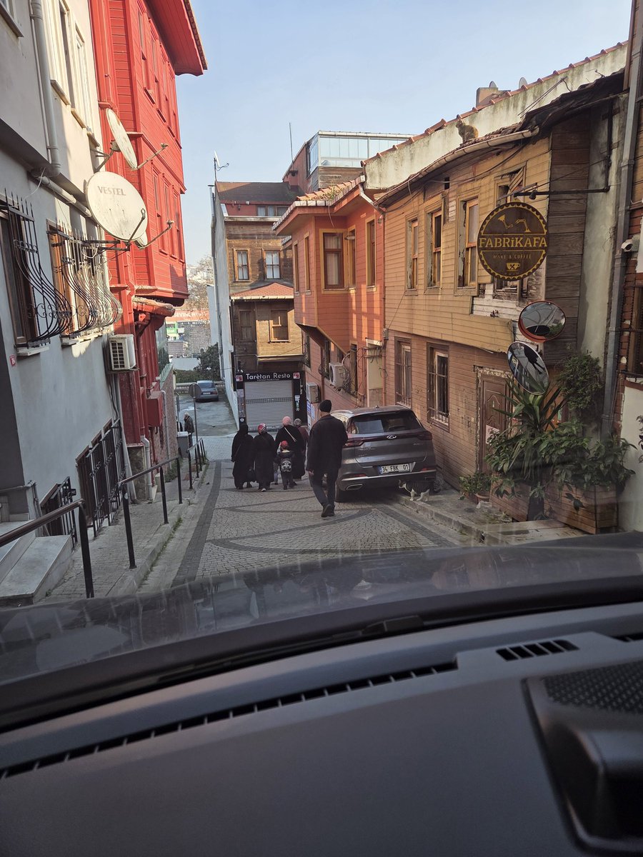 Yine aynı yerde. Siz göremiyorsunuz ben her seferinde denk geliyorum. İnsanlar kaldırımı kullanamıyor. Aziz Mahmut Hüdayi Mah. Gülfem Sokak no 15. 

<a href="/uskudarbld/">Üsküdar Belediyesi</a>