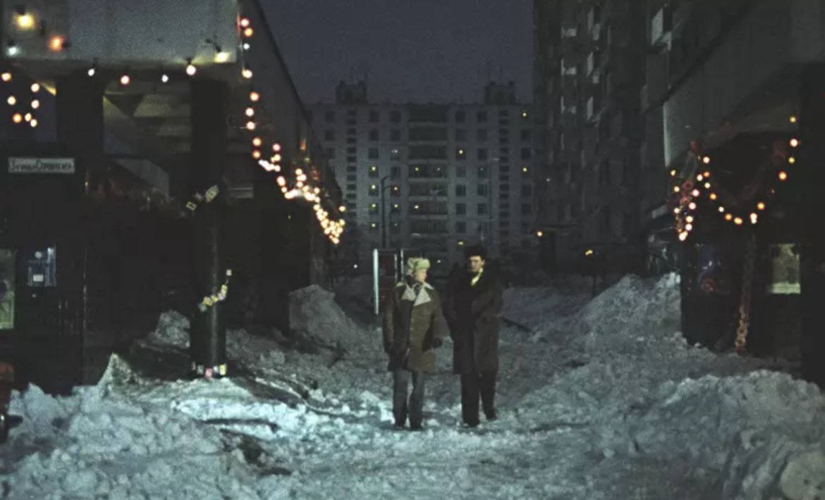 fzeynalovv's tweet photo. “Kaderin İronisi ya da İyi Banyolar”(Ирония судьбы, или С лёгким паром!) -   1975 

Bu filmi bu kadar geç keşfetmek de kaderin ironisi sanırım 🥲 
Sovyet sıcaklığı, tekdüze hayatlar ve yılbaşı mucizesi..
“Hayatın en küçük sapmaları bazen en büyük duyguları getirir” https://t.co/mAJS0S6LVl