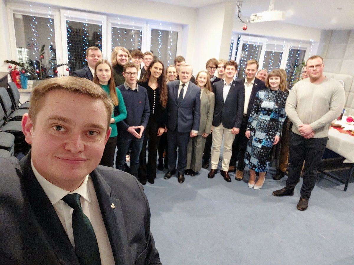 Spotkanie wigilijne FM PiS Warszawa 🌲 To był dla nas szczególny moment, w którym mogliśmy na chwilę zwolnić, poczuć magię nadchodzących Świąt i złożyć serdeczne życzenia 🌟 

Dziękujemy Posłom <a href="/PiotrGlinski/">Piotr Gliński</a>, <a href="/KrajewskiJarek/">Jarosław Krajewski</a>, którzy zaszczycili nas swoją obecnością! 🤝🏻