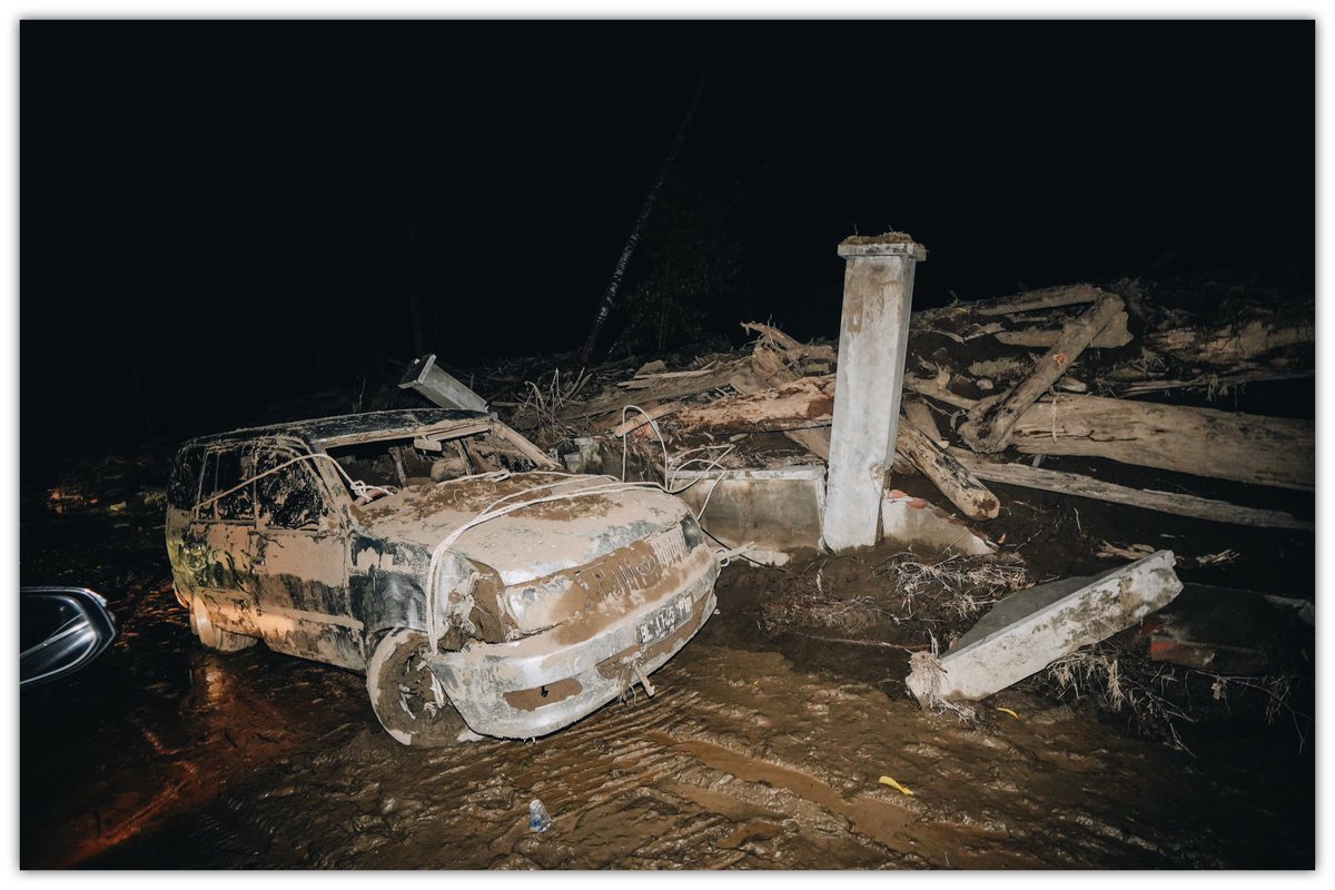 aniesbaswedan's tweet image. Kembali ke Aceh, kali ini ke Pidie Jaya yang juga terdampak berat. Semalam berhenti di Gampong Dayah Usen yang masih jauh dari kata pulih.

Kembali bersama @humaniesproject, akan berkeliling ke beberapa titik untuk meneruskan amanah bantuan dari rakyat Indonesia.

Kembali…