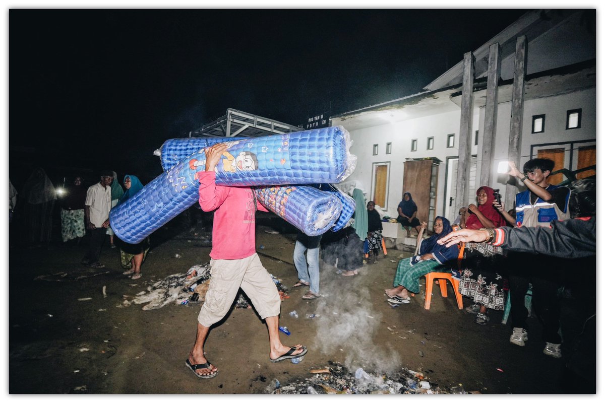 aniesbaswedan's tweet image. Kembali ke Aceh, kali ini ke Pidie Jaya yang juga terdampak berat. Semalam berhenti di Gampong Dayah Usen yang masih jauh dari kata pulih.

Kembali bersama @humaniesproject, akan berkeliling ke beberapa titik untuk meneruskan amanah bantuan dari rakyat Indonesia.

Kembali…