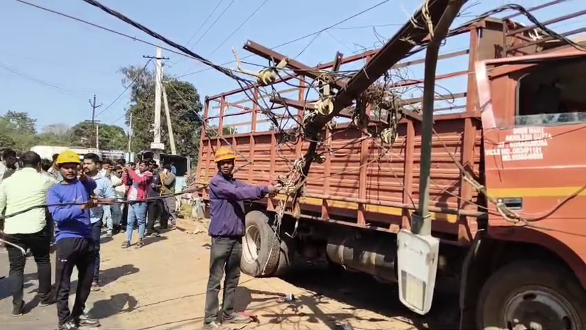 #ଟ୍ରକ୍_ଧକ୍କାରେ_୭_ବାଇକ୍_ଗୁଣ୍ଡ
-କୋରାପୁଟ: ଟ୍ରକ୍ ଧକ୍କାରେ ଗୁଣ୍ଡ ହେଲା ୨ଟି ଭ୍ୟାନ୍ ସହ ୭ରୁ ଊର୍ଦ୍ଧ୍ବ ବାଇକ୍
-ଏନ୍ଏଚ୍‌ ୨୬ରେ ସିରିଜ ଦୁର୍ଘଟଣା ପରେ ବିଦ୍ୟୁତ ଖୁଣ୍ଟକୁ ପିଟିଲା ଟ୍ରକ୍
-ଡ୍ରାଇଭର ଗୁରୁତର ଆହତ, ଦୁର୍ଘଟଣା ପରେ ଟ୍ରାଫିକ୍ ଜାମ୍
#Koraput #Accident #Odisha #OTV