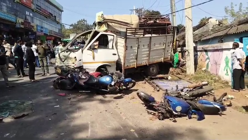 otvkhabar's tweet photo. #ଟ୍ରକ୍_ଧକ୍କାରେ_୭_ବାଇକ୍_ଗୁଣ୍ଡ
-କୋରାପୁଟ: ଟ୍ରକ୍ ଧକ୍କାରେ ଗୁଣ୍ଡ ହେଲା ୨ଟି ଭ୍ୟାନ୍ ସହ ୭ରୁ ଊର୍ଦ୍ଧ୍ବ ବାଇକ୍
-ଏନ୍ଏଚ୍‌ ୨୬ରେ ସିରିଜ ଦୁର୍ଘଟଣା ପରେ ବିଦ୍ୟୁତ ଖୁଣ୍ଟକୁ ପିଟିଲା ଟ୍ରକ୍
-ଡ୍ରାଇଭର ଗୁରୁତର ଆହତ, ଦୁର୍ଘଟଣା ପରେ ଟ୍ରାଫିକ୍ ଜାମ୍
#Koraput #Accident #Odisha #OTV https://t.co/L1yxIJysuW