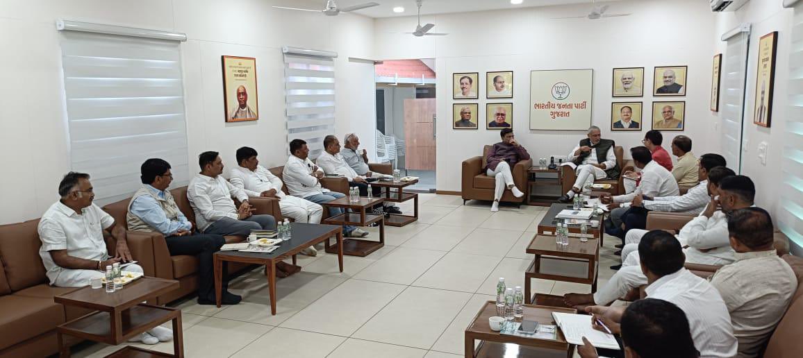 આગામી 28 ડિસેમ્બર, 2025ના રોજ સંસ્કાર ધામ, અમદાવાદ ખાતે માનનીય કેન્દ્રીય ગૃહ અને સહકાર મંત્રી શ્રી <a href="/AmitShah/">Amit Shah</a> સાહેબની ગરિમામય ઉપસ્થિતિમાં ‘નમોત્સવ’ કાર્યક્રમ યોજાનાર છે.

આ ભવ્ય કાર્યક્રમના સુચારુ આયોજન અને વ્યવસ્થાના ભાગરૂપે પ્રદેશ અધ્યક્ષ શ્રી @MLAJagdish જી એ પ્રદેશ સંગઠન