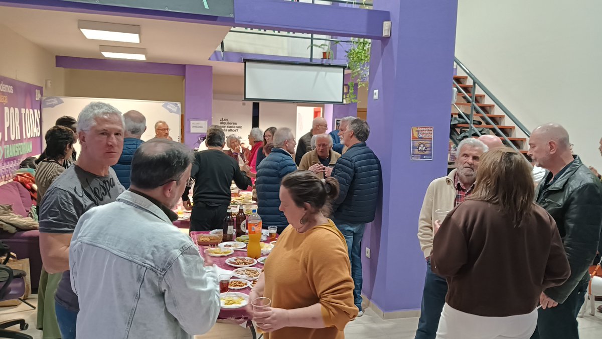 Ayer nos juntamos a brindar por un año que ha sido intenso en movilizaciones por el derecho a la #vivienda y en defensa de los servicios públicos, especialmente la #SanidadPública 

También por un #2026 que viene cargado de retos para una militancia inquebrantable 

#SíSePuede