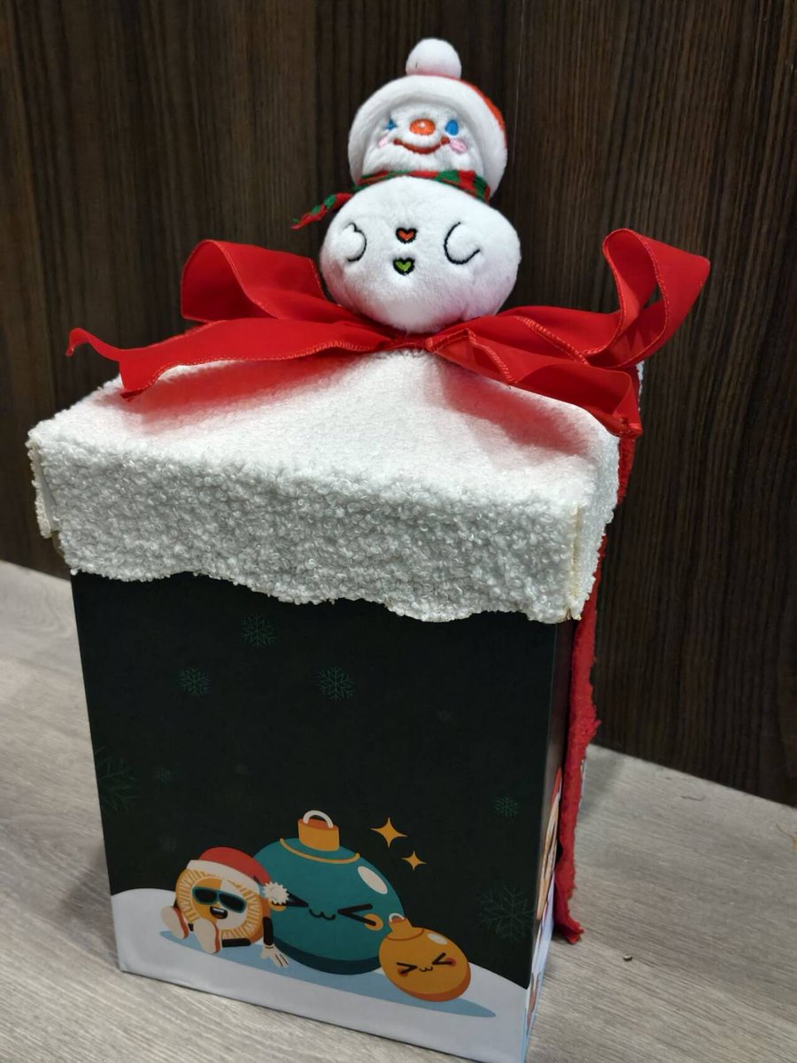 PLuto_Miss's tweet image. 今天我这边天气冷死了，但是收到了非常暖心的包裹
就是来自 @sunpumpmeme 的圣诞冬日礼包！！！！！
这个盒子都是可以被珍藏的底部，真的巨巨巨巨可爱！！！！！
作为sunpump这边的建设者真的大爱sunpump！！！！

#sunpump
