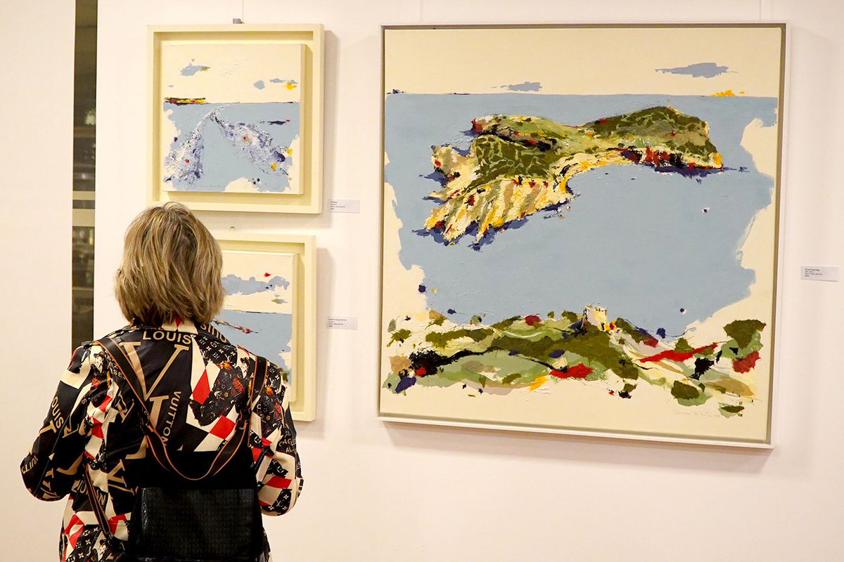 Ahir vàrem inaugurar en el Club Nàutic Sant Antoni l'exposició 'Marines' de Diana Bustamante, dedicada a la costa d'Eivissa i els seus illots. Pot gaudir-se fins el 15 de març, en el saló social 👉 buff.ly/wNQ8hIA 
#Eivissa #Art #Cultura