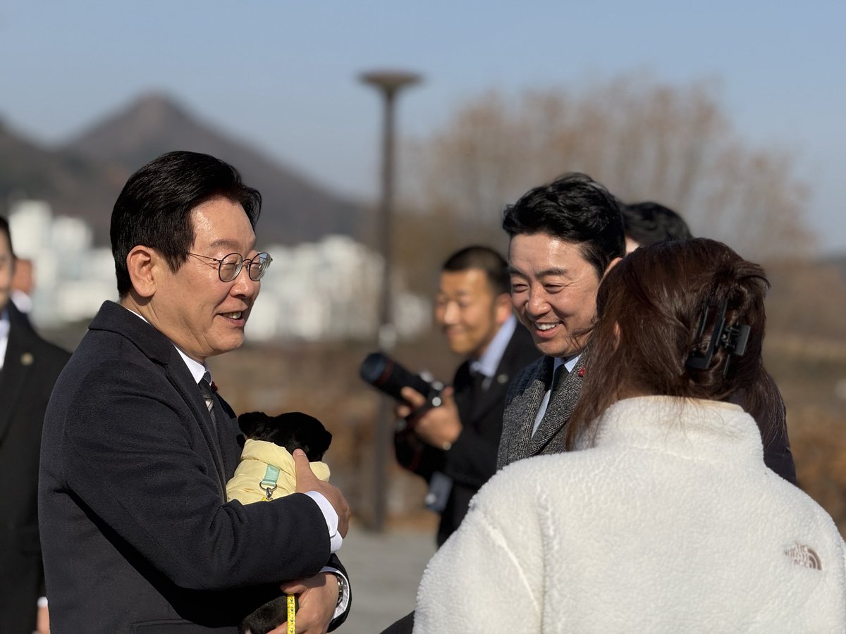 kanghunsik_'s tweet image. 부처 업무보고 최초 공개(!) 어떠셨나요? 국민께 더 감시받는 정부가 되겠습니다. 

사진은 세종에서의 업무보고 중, 통님께서 잠시 산보를 다녀오자셔서 단촐히 걷고 왔을 때의 모습입니다. 제 사진 실력도 많이 늘었답니다. 📸