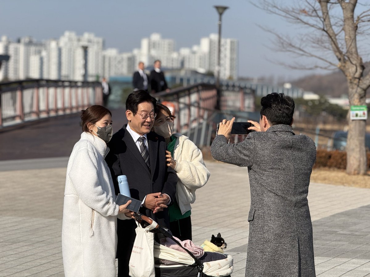 kanghunsik_'s tweet image. 부처 업무보고 최초 공개(!) 어떠셨나요? 국민께 더 감시받는 정부가 되겠습니다. 

사진은 세종에서의 업무보고 중, 통님께서 잠시 산보를 다녀오자셔서 단촐히 걷고 왔을 때의 모습입니다. 제 사진 실력도 많이 늘었답니다. 📸