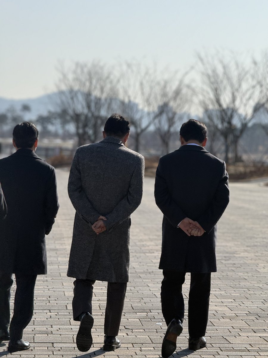 kanghunsik_'s tweet image. 부처 업무보고 최초 공개(!) 어떠셨나요? 국민께 더 감시받는 정부가 되겠습니다. 

사진은 세종에서의 업무보고 중, 통님께서 잠시 산보를 다녀오자셔서 단촐히 걷고 왔을 때의 모습입니다. 제 사진 실력도 많이 늘었답니다. 📸