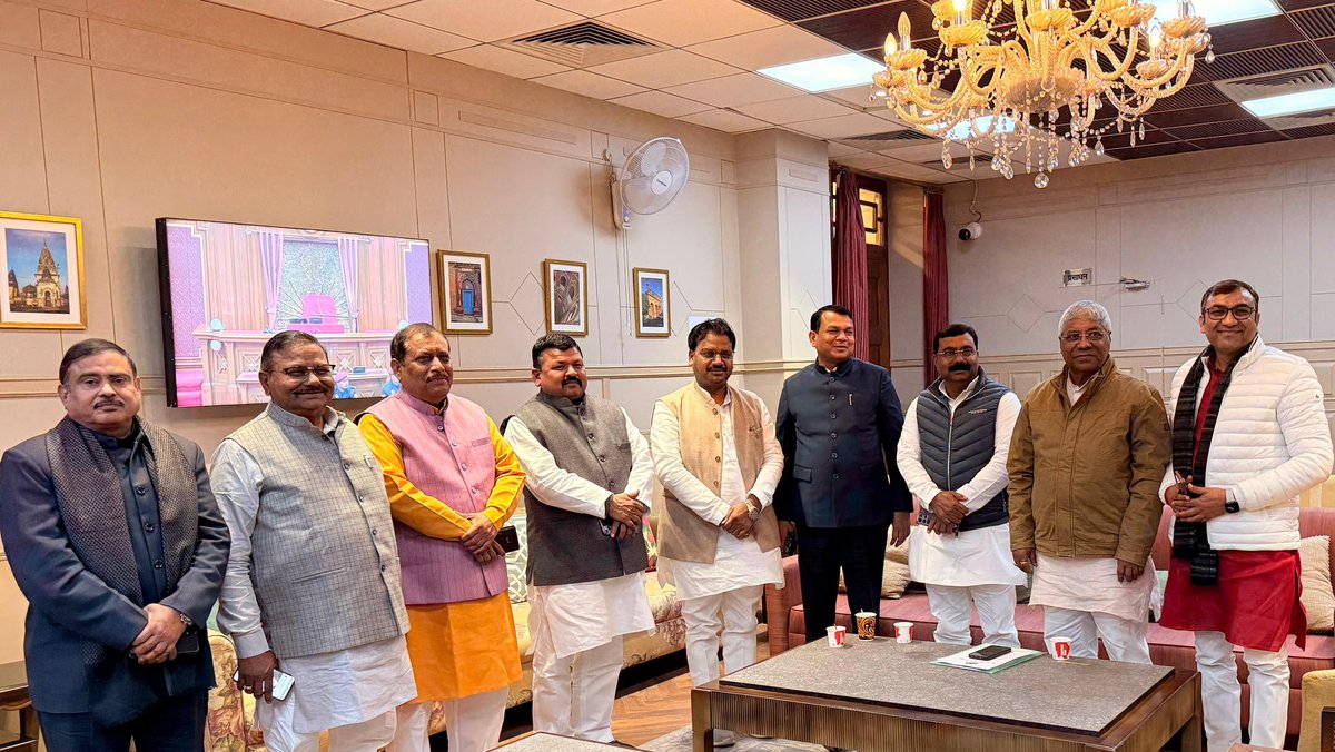 manishrawatmla's tweet image. आज उत्तर प्रदेश विधान सभा के शीतकालीन सत्र के प्रथम दिवस यशस्वी मुख्यमंत्री श्री @myogiadityanath जी के नेतृत्व में सदन की कार्यवाही में सम्मिलित हुआ।

#उत्तरप्रदेश_विधानसभा #शीतकालीन_सत्र