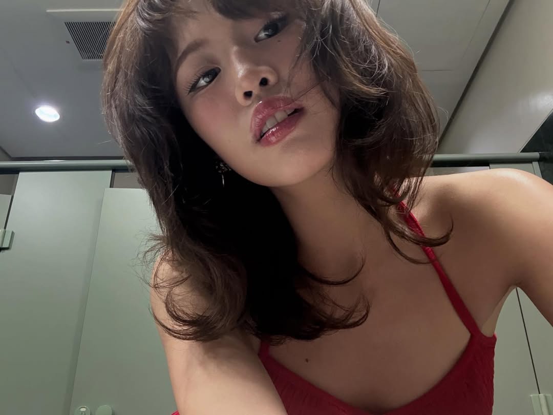 retroyves's tweet image. oh she’s not good for my sanity 🤕