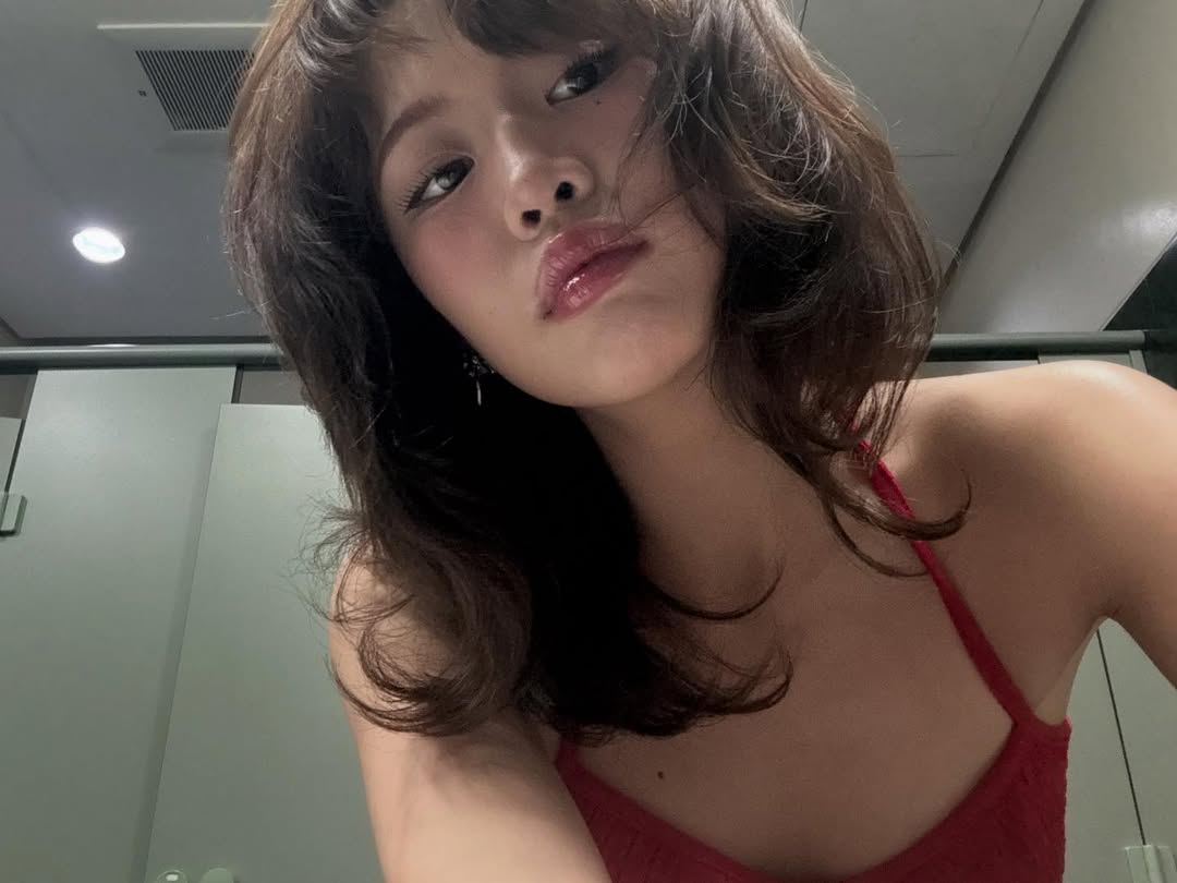 retroyves's tweet image. oh she’s not good for my sanity 🤕