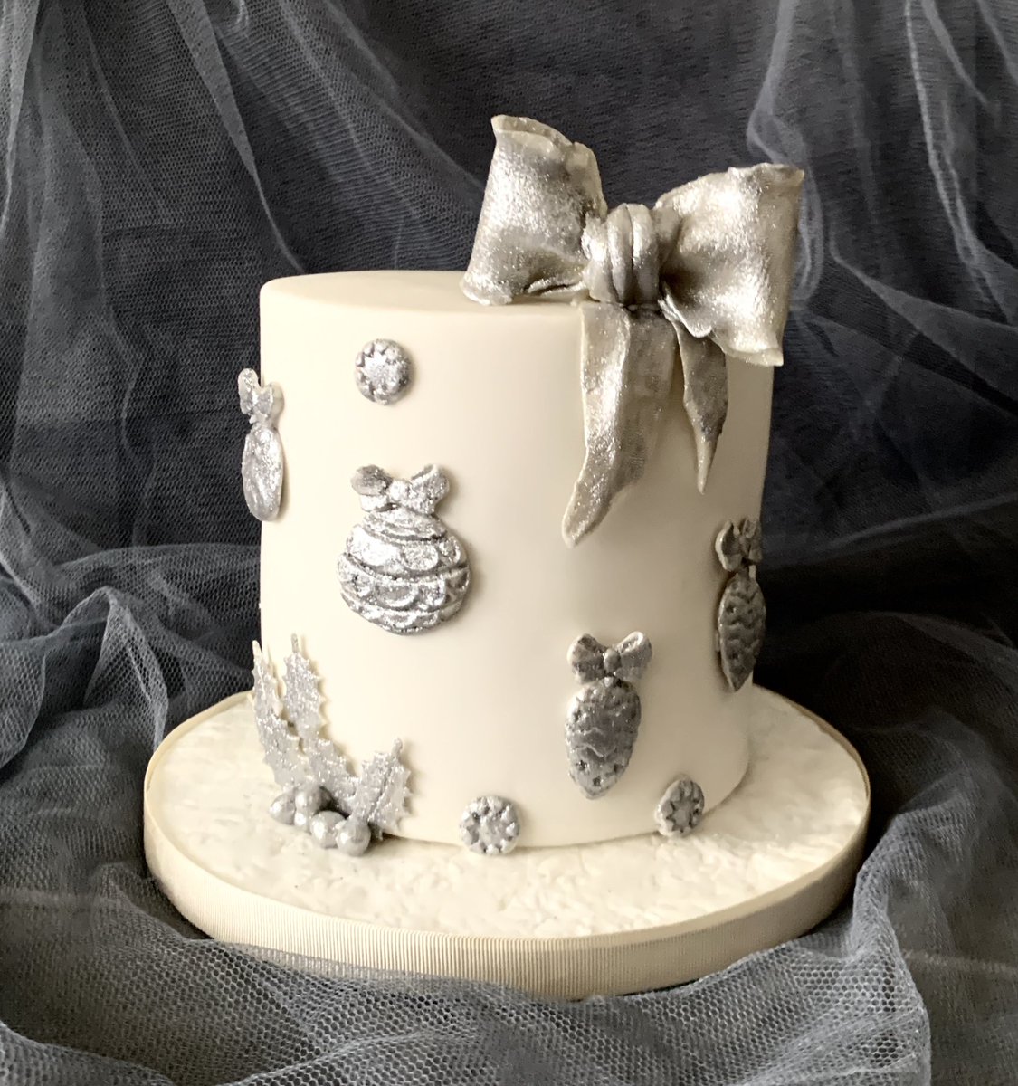 marybethxx6's tweet image. Christmas cake #3 #bowsandbaubles #christmascake #cakedecorating 🎄