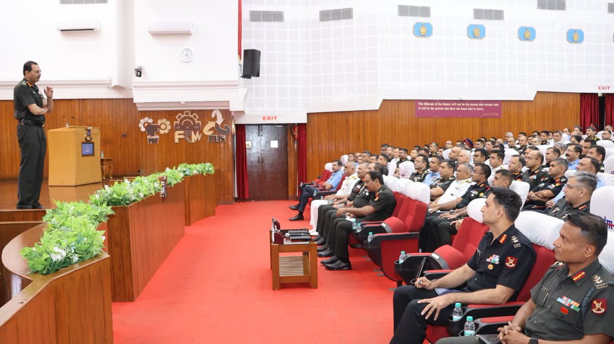 HQ_IDS_India's tweet image. Lt Gen Devendra Sharma, GOC-in-C, ARTRAC, delivered an inspiring address on “Military Leadership in the 21st Century” at #CDM for the participants of #HDMC21. He emphasised that contemporary military leadership rests on the pillars of character, professional competence and…