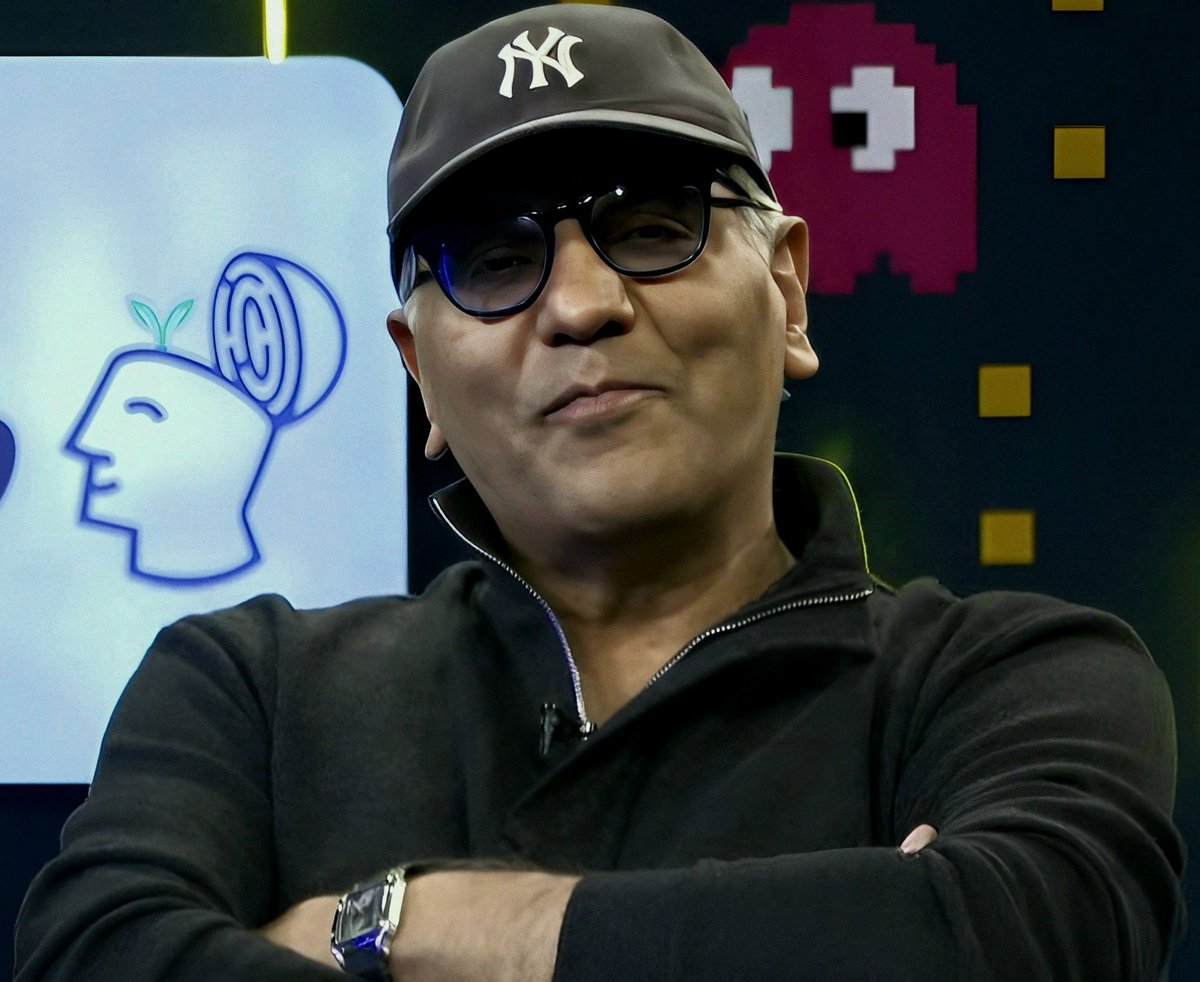 حس‌ نکردین مدیری انگار کاملا خودشو گم کرده؟؟؟؟؟؟؟؟؟شخصیتش جوری شده که انگار دیگه خودش رو شبیه آدمای عادی نمیدونه و فکر میکنه‌چه عنیه<<<<<<<<<