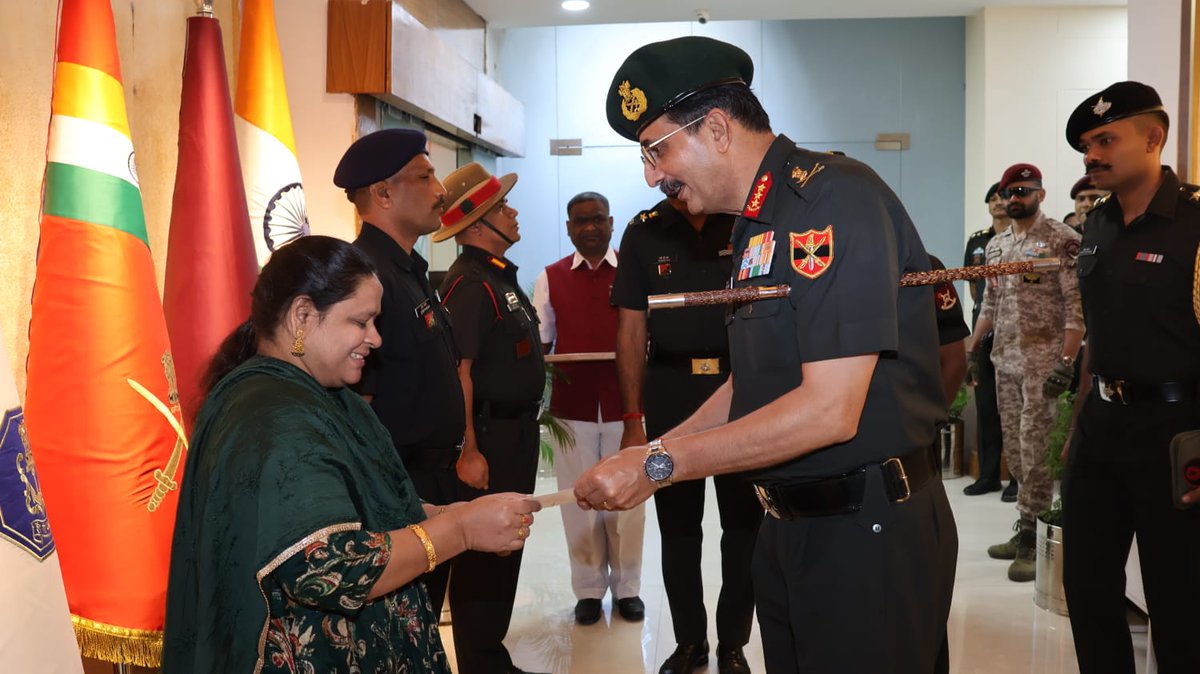 HQ_IDS_India's tweet image. Lt Gen Devendra Sharma, GOC-in-C, ARTRAC, delivered an inspiring address on “Military Leadership in the 21st Century” at #CDM for the participants of #HDMC21. He emphasised that contemporary military leadership rests on the pillars of character, professional competence and…