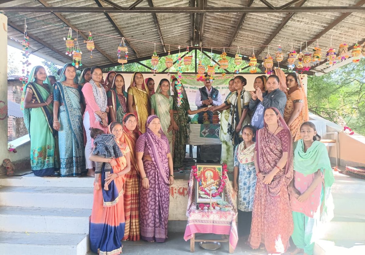 ગુજરાત માટીકામ કલાકારી અને રૂરલ ટેકનોલોજી સંસ્થાનના ઉપક્રમે ડુંગરવાંટ ગામે આયોજિત નાળિયેરી રેષા આર્ટિકલ તાલીમ કાર્યક્રમની પૂર્ણાહુતિ પ્રસંગે ઉપસ્થિત રહ્યો.

ડુંગરવાંટ ગામની બહેનોએ નાળિયેરી રેષામાંથી સુંદર અને આકર્ષક શોભાવસ્તુઓ બનાવી પોતાની હસ્તકલા પ્રતિભાનો ઉત્તમ પરિચય આપ્યો..!