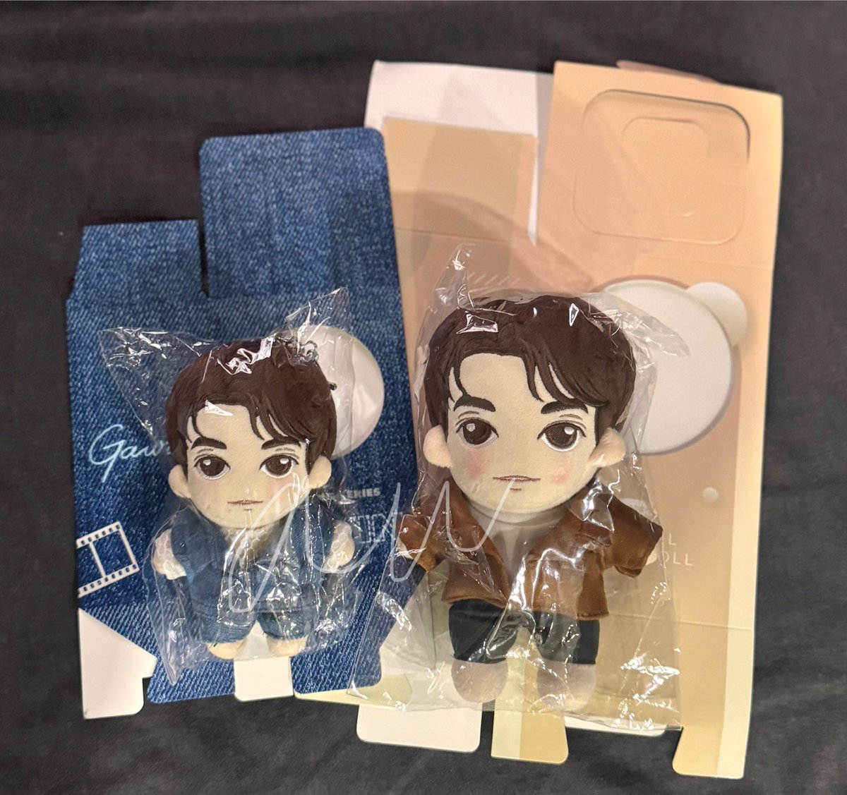 a_wa_a_w's tweet photo. 【🛒WTS】

1️⃣
・JossGawin写真集
・Gawinぬい
・Gawinぬいキーチェーン
（全て未開封）
฿1,090+850+690

2️⃣
4MINUTES PHOTO BOOK
（検品のため開封/サインなし)
฿1,500

📍#GMMTVStarlympics2025 会場にて手渡し
💰日本円（購入時クレカレート）or thb
📩DMにてお問い合わせください。明日朝8時まで。 https://t.co/veOQvXtUOc