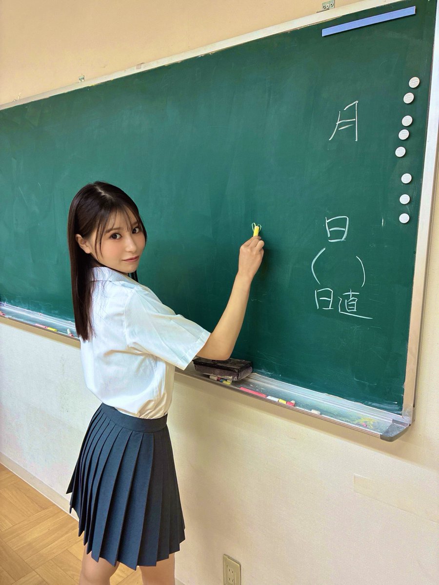 みんなの冬に食べたい鍋、教えて〜！

寒くなると
頭の中が鍋でいっぱいになるんだけど🥺

寄せ鍋？
キムチ鍋？
豆乳鍋？
それともすき焼き…？💭

教えてくれたら
黒板にメモする_φ(･_･