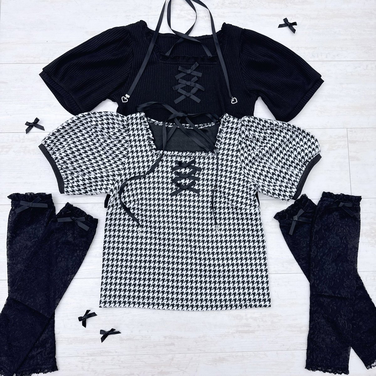 ＼リボンで締める、主役トップス🎀🖤／
.
甘く見せたい日も、強めに決めたい日も🪞
デコルテ映えする首元クロスリボン×スクエアネックの地雷ガーリーなトップス🐈‍⬛
世界観が一気にまとまるレースのアームウォーマーつきで、手元まで抜かりなしの主役トップスです🪽
.
🛒 lilimpark.jp/shopdetail/000…