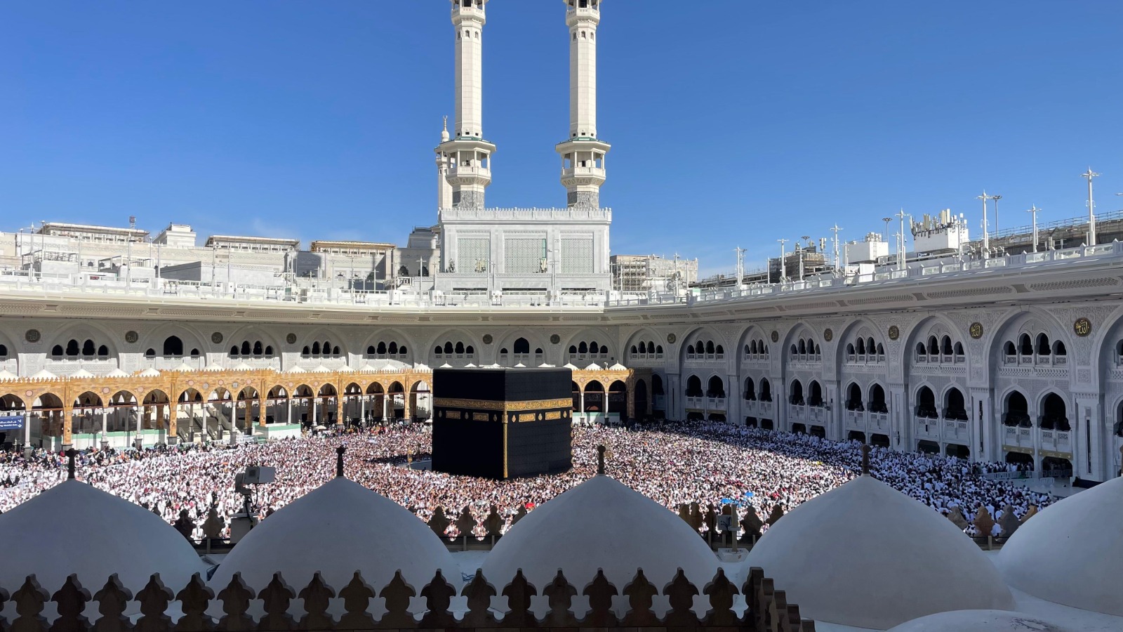 صور | ازدحام كثيف في المسجد الحرام وسط تنظيم دقيق قبيل صلاة الجمعة 