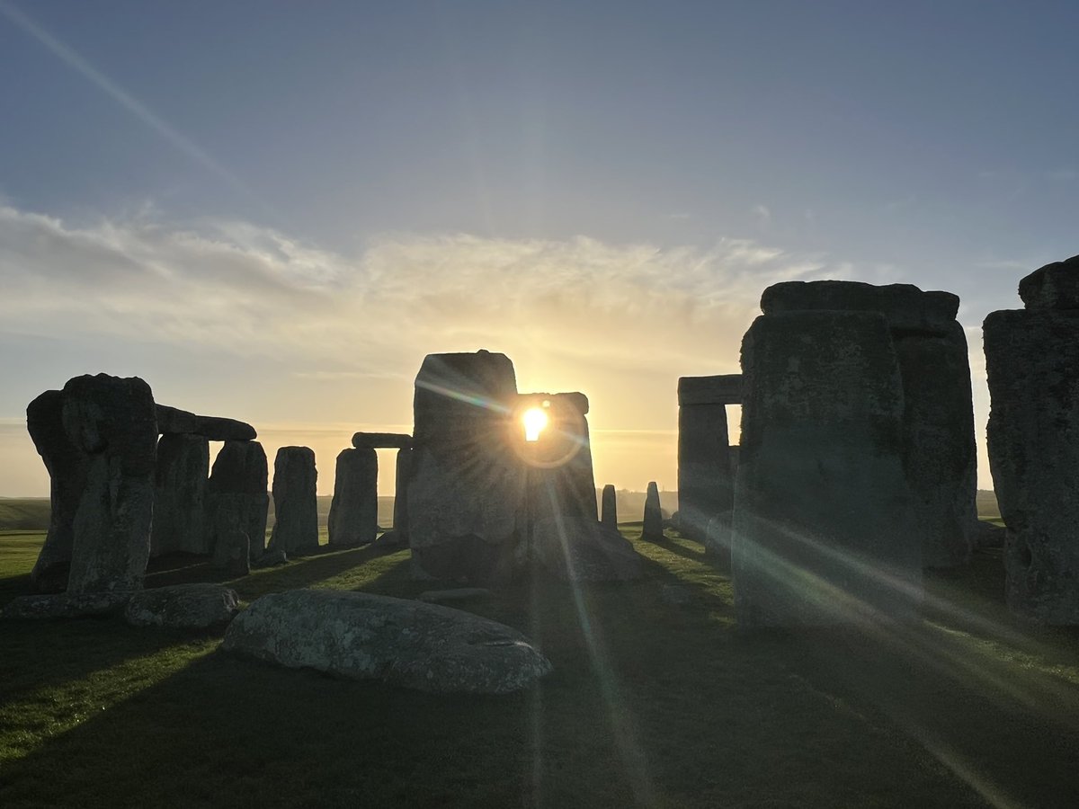 ST0NEHENGE's tweet image. Sunrise at Stonehenge today (19th December) was at 8.06am, sunset is at 4.00pm ☀️