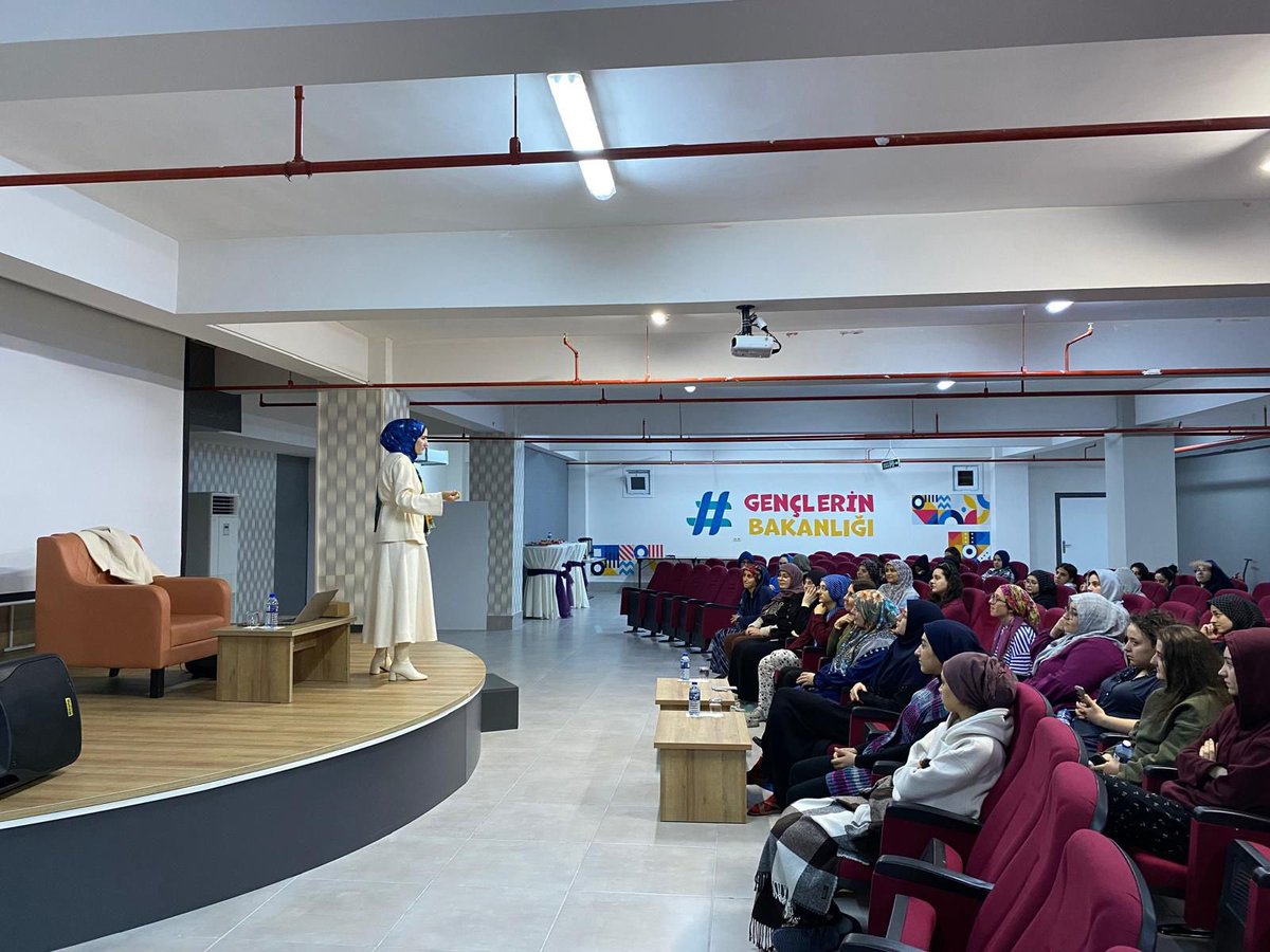 Gençlik Buluşmalarında bu hafta Öğr. Gör. Sümeyye TAŞ tarafından “Cenneti İstiyorum Ama Dünya da Çok Güzel!” konulu atölye çalışması gerçekleştirildi. 

📍Seyyid İbrahim Bilal Yurdu

#GSBYurtları