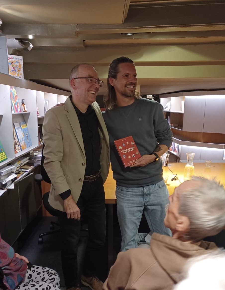 ArthurHuizinga's tweet image. Superleuke avond gehad met @franckelbers bij de presentatie van zijn boek ‘Proletariaat aan de bal’!

Voor iedereen die ook graag Eastern European Football Correspondent zou willen zijn of gewoon houdt van mooie verhalen: panenka-magazine.com/product-page/p…