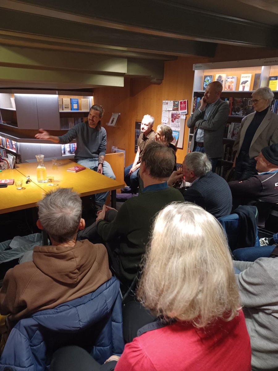 ArthurHuizinga's tweet image. Superleuke avond gehad met @franckelbers bij de presentatie van zijn boek ‘Proletariaat aan de bal’!

Voor iedereen die ook graag Eastern European Football Correspondent zou willen zijn of gewoon houdt van mooie verhalen: panenka-magazine.com/product-page/p…