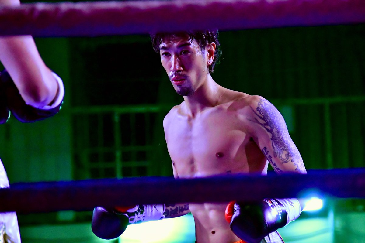 第18試合 フェザー級/-57.5kg 3分3R 重田友希選手(AX GYM)vs齊藤 律選手(Y’s glow) 。律選手の1-2判定勝ち。Y’s glowは第10代MAキックヘビー級王者 遊笑選手が道場責任者を務めるジム。しなやかな空手の蹴りを感じられる律選手のキックだった。
#KROSSOVER34