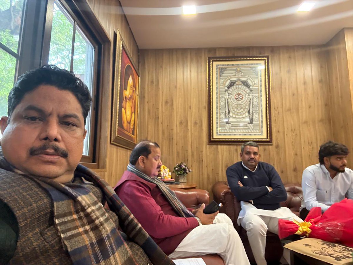 देश के 25 लाख शिक्षकों पर टेट की अनिवार्यता समाप्त कराने जैसे महत्त्व पूर्ण विषय पर टीचर्स फेडरेशन ऑफ़ इंडिया के प्रतिनिधि मण्डल की वार्ता मा शिक्षा मंत्री भारत सरकार श्री <a href="/dpradhanbjp/">Dharmendra Pradhan</a> जी के साथ सम्पन्न हुई ।वार्ता में फेडरेशन के संरक्षक एवं लोकप्रिय मा सांसद श्री