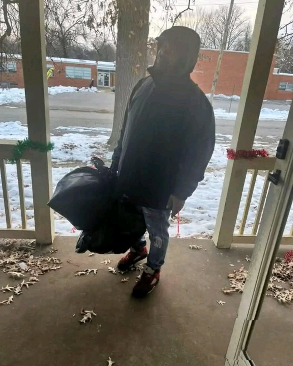 fopminui's tweet image. "He didn’t want me to take this photo. He was embarrassed. But I told him I wasn’t exposing him — I was honoring him — and that he had to let me.

We haven’t been together for six years now, but he is still the father of my children. And today he showed up at our place by bus, in…