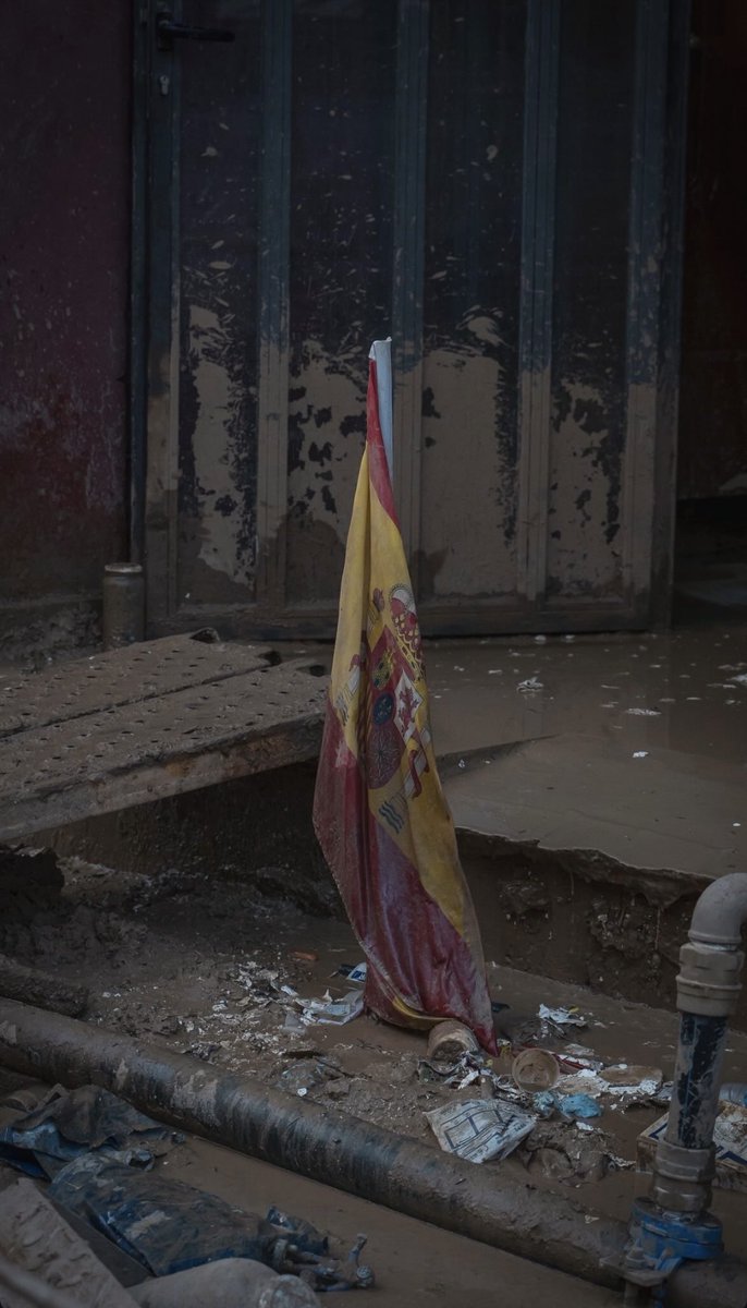 España es el Padrenuestro
que rezas por la mañana,
y es el color rojo y gualda,
que pone ese nudo en tu garganta.