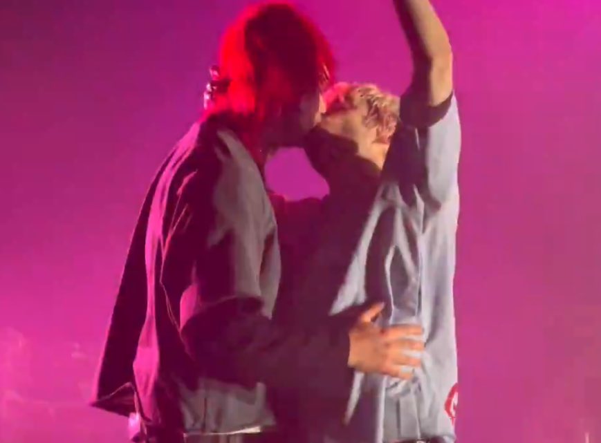 acervo5sos's tweet image. acordo e a primeira coisa que vejo é isso aqui. alguém tem notícias do luke?