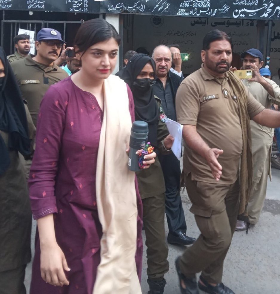 فلک جاوید نے ہر کسی کیلئے آواز اُٹھائی تھی آج اُن کو ضرورت ہے سب آواز اُٹھاو فلک جاوید کے ساتھ انصاف کیا جائے ۔۔!